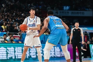 米奇：福克斯从不过度黏球盲目滥投 有时不必等最后才接管比赛